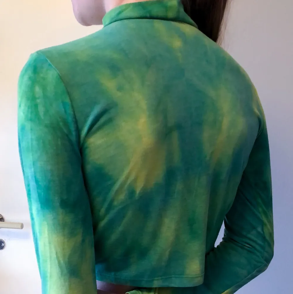 Topp från URBAN OUTFITTERS i tiedye mönster. Snörning som kan ändra storleken på toppen i fram. - använd fåtal gånger. Toppar.