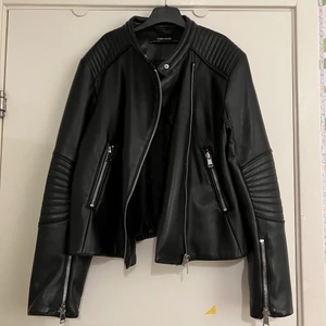 Skinnjacka zara - Skinnjacka från zara  Använd 2 gånger  Storlek Xl men mer som en L Nypris: 600