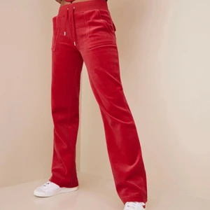 Röda juicy Couture byxor - Säljer mina röda juciy couture byxor då dom ej kommer till användning! Köpt för 1000kr!❤️