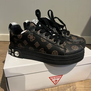 Guess skor  - Helt nya Guess skor aldrig använda   Storlek 37 Kvitto finns  Nypris 1600kr