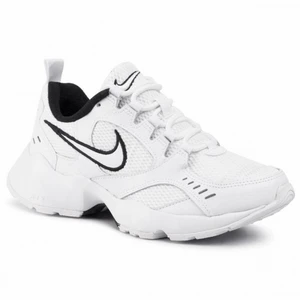 Nike Air run - Storlek 38,  Använd någon gång. Perfekta att både springa och promenera i!  Köpta för 1400kr 