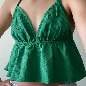 Grön topp med öppen rygg - Köparen står för frakten. Priset kan sänkas vid snabbt köp. Hör av dig vid frågor🤗