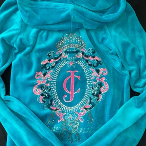 Juicy couture kofta - Vintage juicy couture kofta med ett SÅ fint tryck på baksidan! Står att det är storlek M men hade mer sagt att det är en S/XS. För fler bilder skriv privat❤️ LÄGGER UPP IGEN PGA OSERIÖS KÖPARE