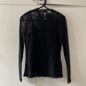 Spets topp - Långärmad svart spetstopp som inte kommer till användning längre 💜