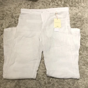 Lågmidjade linnebyxor från Gina tricot - Snygga lågmidjade linnebyxor,köpte dessa på Plick men säljer nu pga att de var för stora. Bara prövade och aldrig andvända!💛