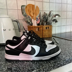 Nike dunks panda - STEAL!!! Säljer mina dunks. Dem är i bra skick endast lite creasade. Säljer endast för  1100. Nypris cirka +/- 2500