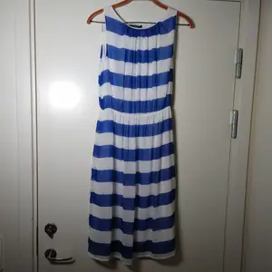 Randig klänning i blått och vitt. Med underklänning och resår i midjan🌻