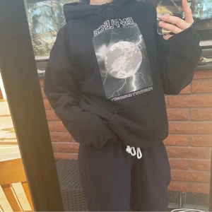 Hoodie Emplece - Hoodie ifrån Emplece, köpt för 649kr Säljer för 250kr+frakt VILL HA SÅLT SNABBT! TRYCK EJ PÅ KÖP DIREKT❌❌