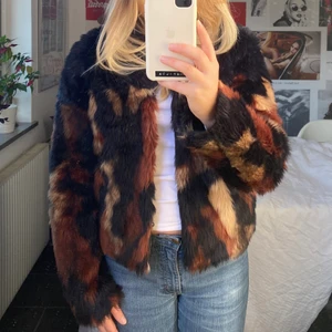 Fuskpäls i mönster - En tunn jacka i fuskpäls med ett snyggt mönster. Tyvärr är några av knapparna sönder men enligt mig behöver man inte alltid knäppa jackan och det är inget som syns!