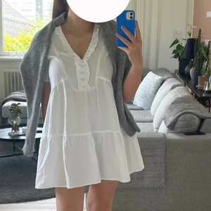Vit klänning från zara - Säljer denna jättefina klänningen från zara. Köpt här på Plick för ett tag sedan, då hade den lappen kvar så den har endast använts en gång av mig.