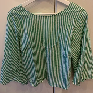 Randig blus  - Fin randig blus med öppen rygg. Använd fåtal gånger. 🌸