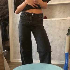 Wide leg jeans  - Ett par jeans i bra skick från monki som är wide leg i modellen som har typ en svart/ mörkgrå färg, de passar typ som en stor 34 eller liten 36💕 Köparen står för frakten 💕