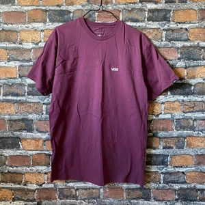 Mörklila VANS t-shirt - En fin mörklila tröja från märket Vans. I fint skick. För fler bilder eller mått kontakta mig 😃 Frakt sker via PostNord spårbart 51 kr 📦