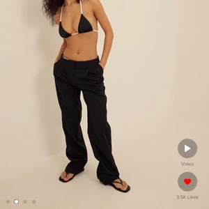 Lågmidjade byxor - Imprincip slutsålda Lågmidjade kostym/linne byxor från NA-KD. jag har ett par exakt likadana i en annan storlek som passade mig bättre därför säljer jag dessa🫶🏼 skriv privat för frågor/egna bilder💞