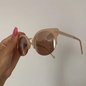 Solglasögon köpta från Lindex. - Knappt använda.   Hämtas i vallastaden i Linköping  Kan fraktas, köparen står för frakt.