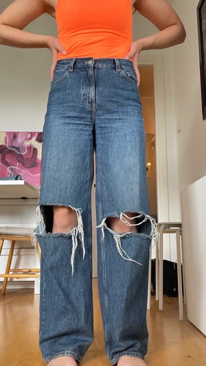 Jeans - Jeans med hål på knäna