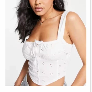 Topp från Asos - Vit topp från asos🤍 Aldrig använd då den är för liten för mig!