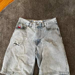 Polar skate co big boy shorts i storlek small Har ett hål och lite slitage vilket visas på bilden men som är väldigt lät fixat! Rikgtigt sköna och luftiga shorts som är perfekt till sommarn! Nypris ca 1200kr