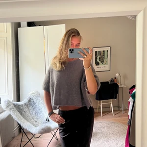 Snyggaste grå stickade tröjan! - Så snygg stickad grå tröja perfekt för de kallare dagarna!💕💕så snygg till allt och sitter snyggt🙌🏼bra skick🙌🏼🙌🏼