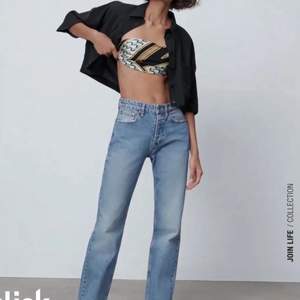 Säljer nu mina populära Zara jeans ❤️ är i storlek 34❤️ är upp sprättade längs ner på byxorna 