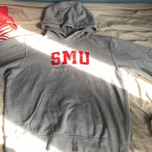 Collage nike hoodie - En vintage nike collage tröja som jag valt att sälja, jävligt snygg och samtidigt väldigt basic. Texten är broderad samt logan !