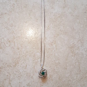 Halsband  - Ett fint halsband med äkta kedja och snurr saken är fake