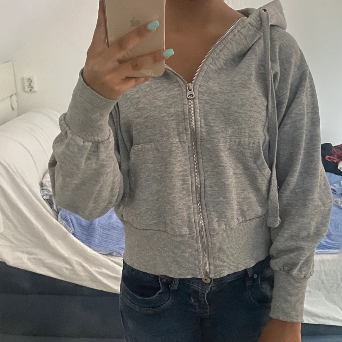 Grå hoodie