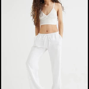 Slutsålda linnebyxor från hm, nyskick - Säljer mina oanvända linnebyxor, då dom tyvärr inte kommer till användning. Dom är slutsålda överallt och är väldigt efterfrågade, strl s 