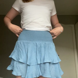 Kjol - Fin blå kjol, perfekt till sommaren, använd 1 gång