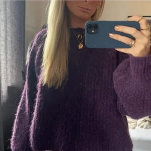 Lila stickad tröja - Supersöt lila stickad tröja med puffärmar från Zara. Helt oanvänd.