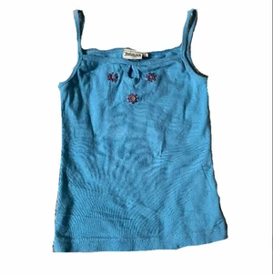 Linne - ett blått linne med tre lila blommor, väldigt gulligt om du frågar mig. Köpte för cirka 3 månader den men bara använt typ 2 gånger pågrund av att det inte riktigt passade min stil när jag köpte det. Köparen står för frakten!❤️