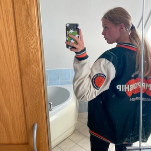 basketjacka - använd fåtal gånger, assnygg men kommer tyvärr inte till användning längre:) skriv för fler bilder eller frågor❤️ köpt för 599kr!!