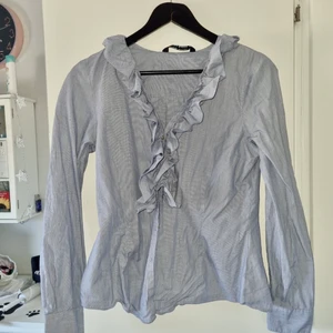 Ny Zara blus skjorta volang slimfit 38/M Ljusblå - Supersnygg skjorta/blus med volang krage från Zara woman. Färg: Ljusblå knappar. Storlek M (38) Supersnygg på, slimfit 