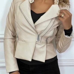 NY SKINNJACKA ITALIEN 36 MC JACKA BEIGE S(36) - Ny snygg made in Italy skinnjacka i Mac-modell. Färg: Beige/Cream. Fusk skinn med silver dragkedjor. Snygg design med tuffa detaljer. Storlek 36 (S) Kan passa 38/Medium