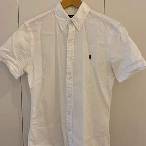 Säljer denna kortärmade linne skjorta från Ralph Lauren som är för liten. Skick: bra, knappt använd 