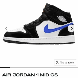 Jordan 1 black racer blue - Jordan 1 inköptes förra sommaren på restocks för ett pris på 2800kr❤️det har förekommit slitage men absolut inget som man tänker på