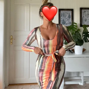 Slutsåld smickrande klänning - Klänning som formar sig efter kroppen och framhäver former. Aldrig använd endast testad