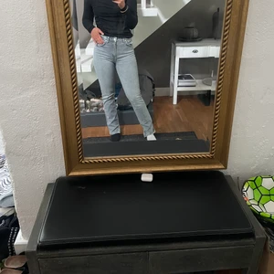 Zara jeans med slits - Säljer dessa ljus gråa zara jeans med slits