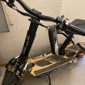 EV-Ultra Scooter - Tja! Säljer min EV-Ultra Scooter då jag inte har någon användning för den länge för att jag snart skaffar körkort. Scootern är i ett jättebra skick och fungerar som den ska göra, har även bytt till nya bromsbelägg och ett nytt bakhjul. Toppar 50-55km/h 