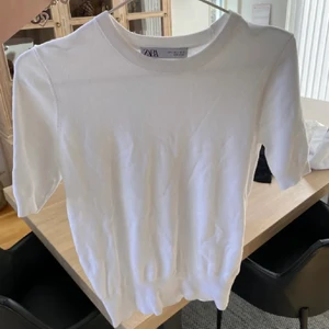 Stickad T-shirt  - Vit stickad T-shirt från zara i storlek S, i nyskick!🤍🤍