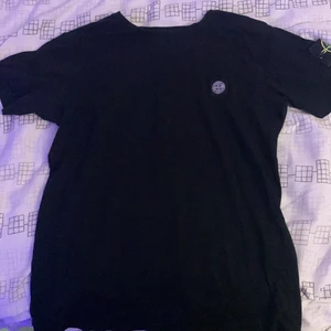 Stone island t-shirt - Jätte fin basic svart stone island t shirt. Använt ett flertal gånger haft den i ungefär 1 år.