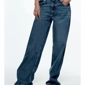 low waist wide jeans, strl 34 - supersnygga men lite för korta för mig som är 177cm lång 🥰 helt oanvända och slutsålda på zaras hemsida
