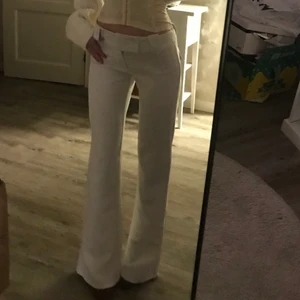 Vita lowrise byxor - Aldrig använt då dem är lite stora passar mer som en xs skulle jag säga. Kostade runt 700 kr plus frakt och tull. Är ett litet hål längst ner som man ser på sista bilden då jag tänkte klippa av dem men ångrade mig men borde gå att sy ihop därav priset