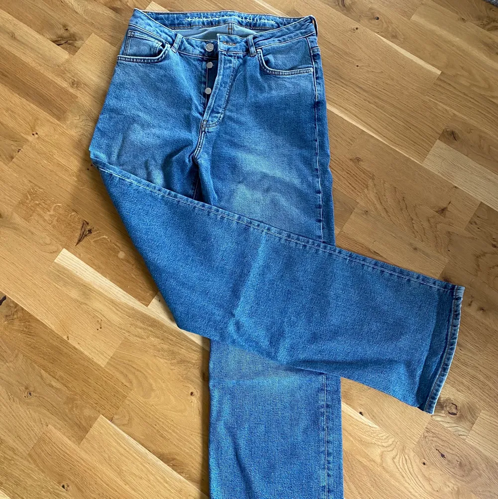 Bikbok jeans i storlek 33 använda enstaka gång. Vida och långa, jag är 1.70☺️ Säljs då de är för stora för mig, skulle säga att de passar L/42! . Jeans & Byxor.