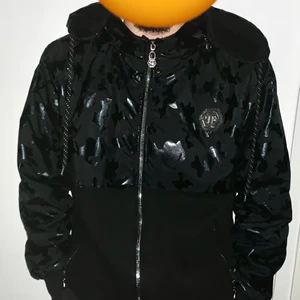 Philipp Plein - Philipp Plein kofta / jacka,  Str: L, Modell: Herr, Skick: Helt ny, Pris: Buda. (Luvan är avtagbar)  Kolla gärna in mina andra inlägg, Vid intresse av fler varor så fixar jag ett bra paketpris!