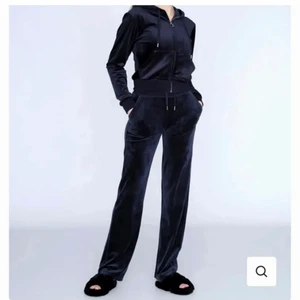 Juicy byxor - !INTRESSEKOLL! På mina mörkblå juicy couture byxor i storlek xs, om det är många som vill köpa får ni buda. jätte Fint skick, köpte på Plick men dom var för stora för mig💗skriv för frågor eller bilder!