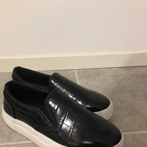 Svarta slip on - Svarta slip on skor från NA-KD som aldrig är använda då de är för stora för mig. De är alltså i nyskick och kan postas direkt.