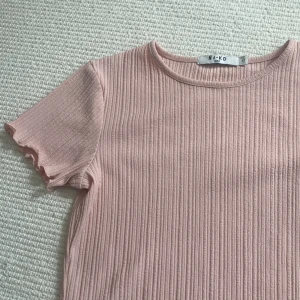 T-shirt - Så fin ljusrosa t-shirt från nakd. Köpte för nått år sen men aldrig kommit till användning💕 köparen står för frakt!