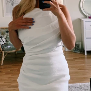 Ny klänning zara  - Superfin klänning från zara med prislapp kvar.  Nypris 399:-  Endast testad sedan hängt i garderoben. 