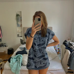 Väst från zara - Supersnygg väst från förra zara kollektionen! Går även att använda som klänning😍 Älskar den men den var inte kommit så mycke till användning som ja hoppats. Perfekt nu till hösten när de blir lite kyligare💗